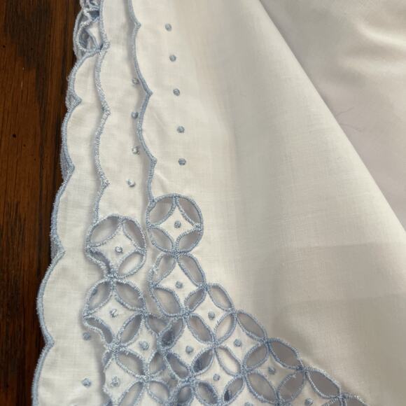 Vintage 9 Piece Blue Eyelet Embroidered Tablecloth Napkin Peacock Creation 72x90 - Picture 7 of 7